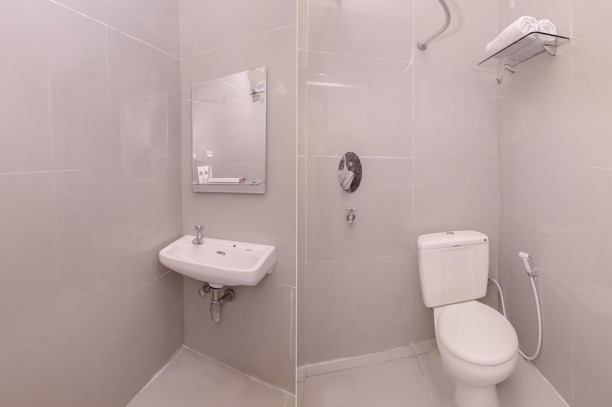 Capital O 854 Ub Caisar Hotel Банда-Ачех Экстерьер фото